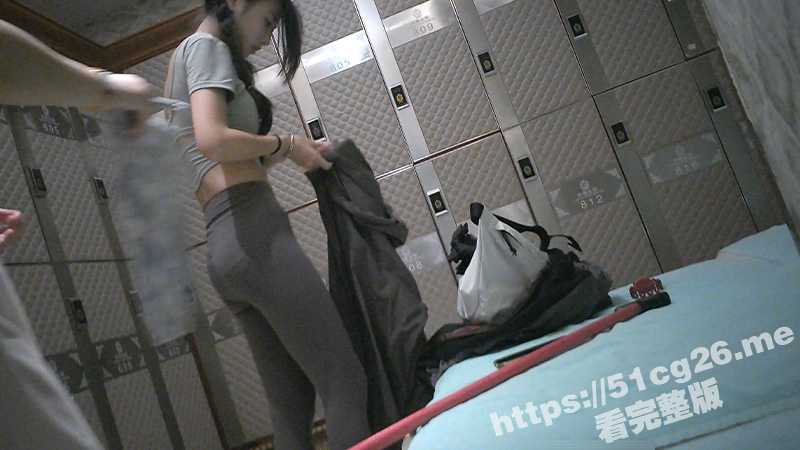 换衣室偷拍高颜值可爱萌妹 双马尾灰色瑜伽裤 身材苗条 白嫩双峰挺立 阴毛从内裤边沿露出好诱人-51吃瓜网