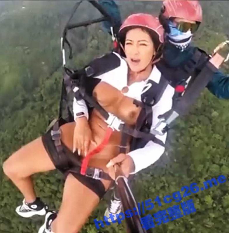 老外真会玩！在滑翔伞上突然犯性瘾 扣逼绝对是终身炫耀的资本！-51吃瓜网