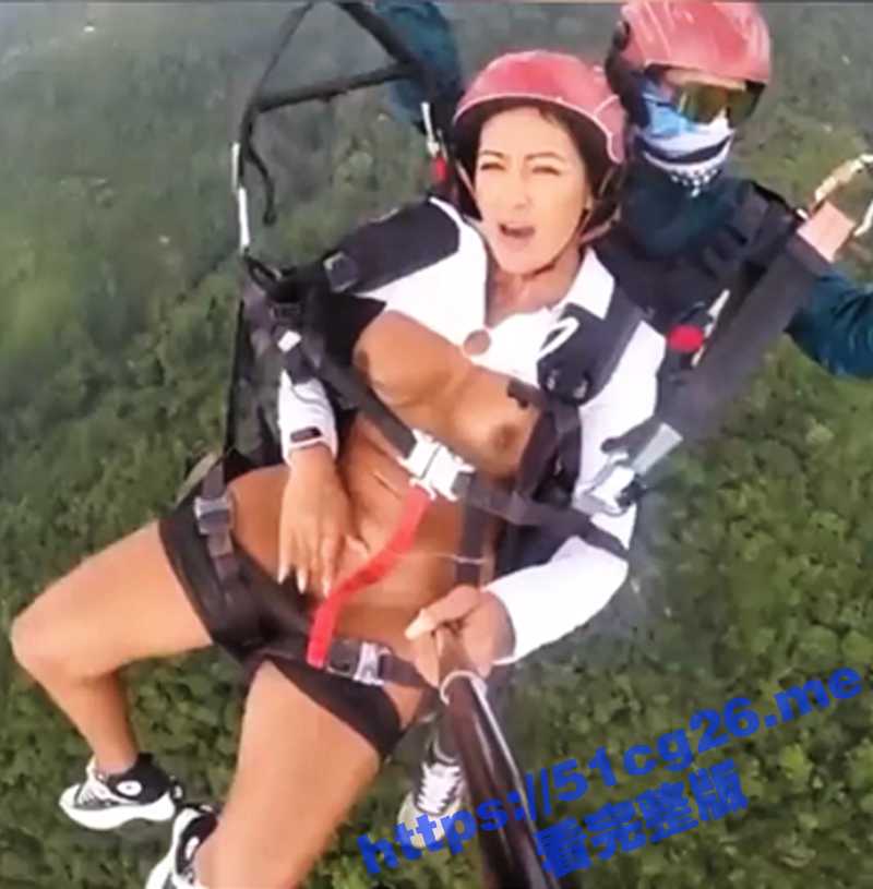 老外真会玩!在滑翔伞上突然犯性瘾 扣逼绝对是终身炫耀的资本! - 51吃瓜网-51吃瓜网