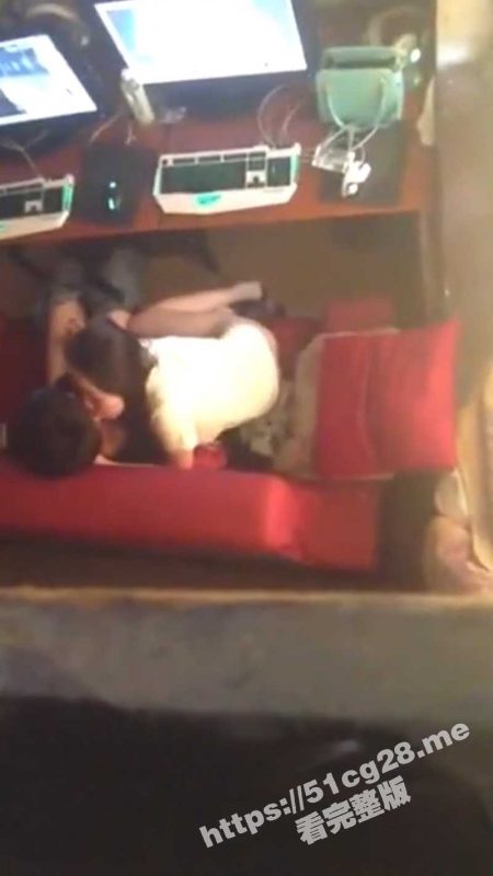 年轻人玩的花 小情侣网吧包间做爱 遭路人偷拍流出-51吃瓜网