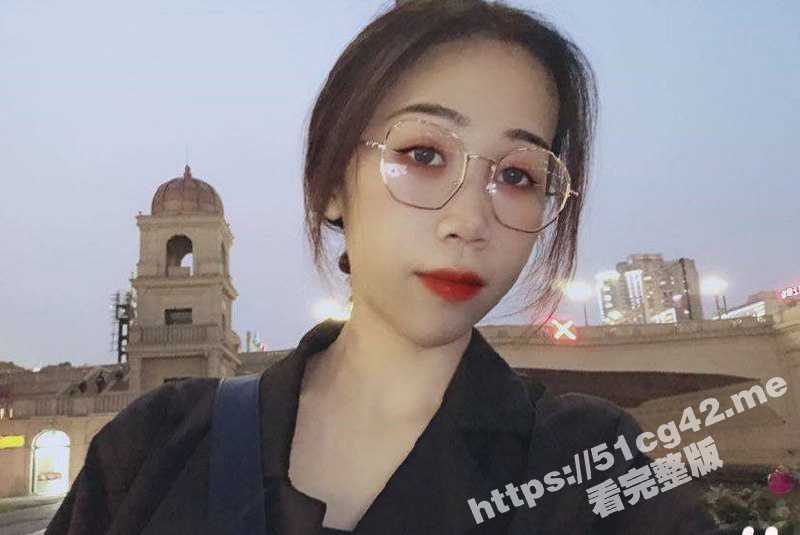 高冷极品身材反差婊 被渣男泄密眼镜母狗自拍 不过看这倒八眉 一看就是交配不慎啊-51吃瓜网