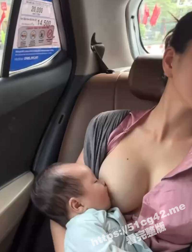 “妈妈 妈妈 我也饿了”极品气质宝妈在出租车上喂奶 这奶子真大真白啊 - 51吃瓜网-51吃瓜网