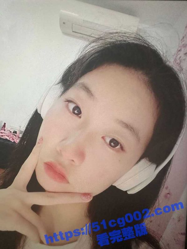 上海交通大学的大二清纯眼镜妹骚逼 身着黑丝制服给网友录制自慰视频 妥妥的反差婊！-51吃瓜网