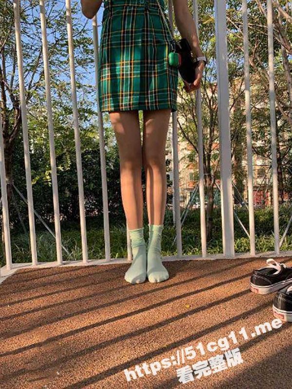 海角兄妹乱伦 狂人热销新作！妹妹在洗澡我直闯卫生间 掏出18CM的长屌按马桶上狂操两炮！-51吃瓜网