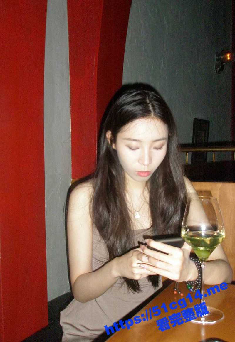 一顿饭拿下公司新来的前台妹子！带到酒店干到面目扭曲 平时看着非常高冷的女神没想到这么反差！ - 51吃瓜网-51吃瓜网