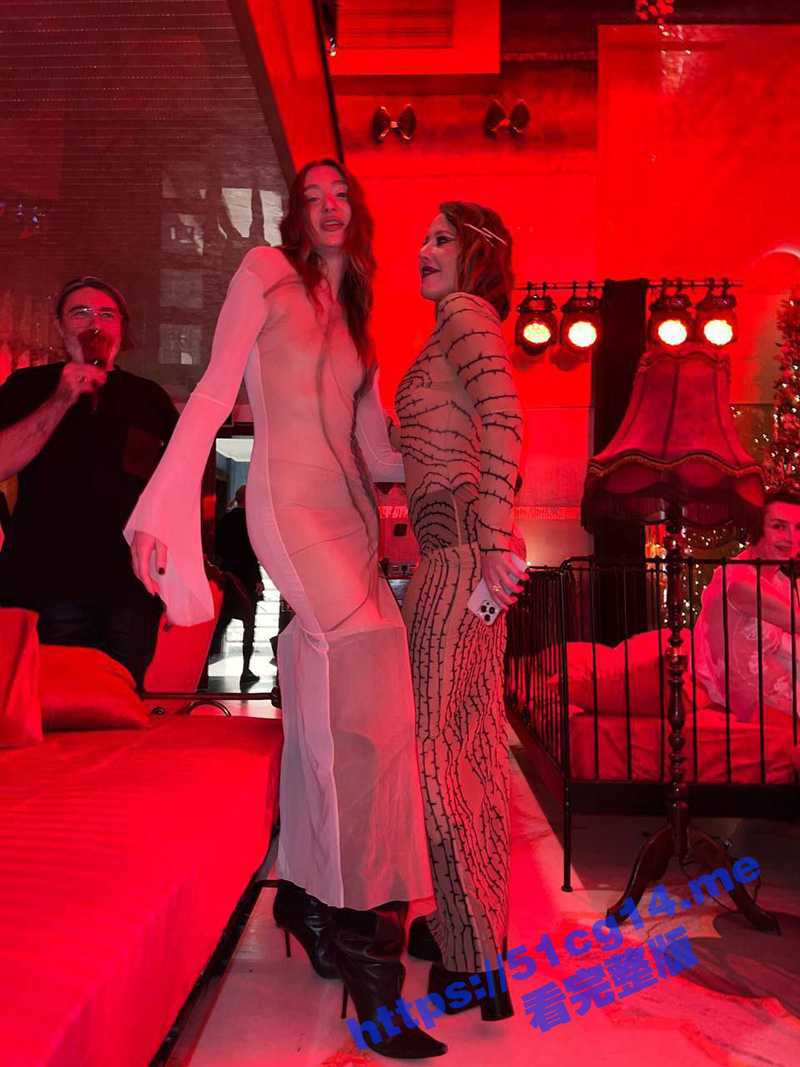 开趴忒不叫我?俄罗斯女网红在莫斯科知名夜店 组织了一场几乎全裸的狂欢派对 疑似惊动普J! - 51吃瓜网-51吃瓜网