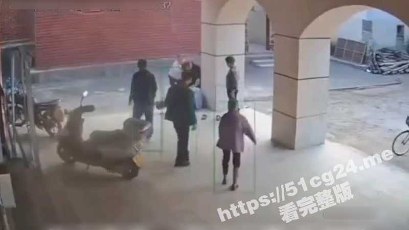 网传广东云浮罗定市 围底镇莲塘头村 村支书与村里老人发生口角后把老人打倒在地！-51吃瓜网