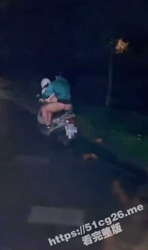 高难度车震操逼！开足马力边骑电动车边操逼 车速越快 跨下的动作也更快 太会玩了-51吃瓜网