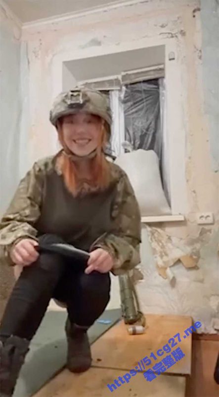 见过很多玩具自慰的 你见过外国女大兵自拍用导弹自慰的嘛？是道具还是真实导弹？-51吃瓜网