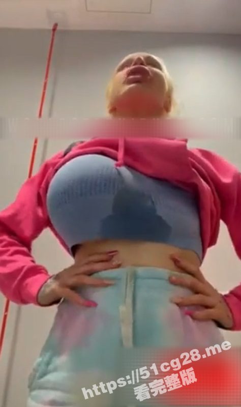 吃瓜猎奇！外国女隆胸失败导致填充物发生爆裂干瘪流血 胸部一大一小 痛哭流涕-51吃瓜网