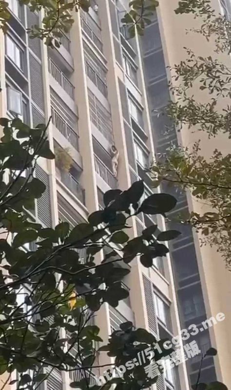 一小区高楼发生火灾 女子全裸悬挂在楼体外 向下攀爬捡回一条命！-51吃瓜网