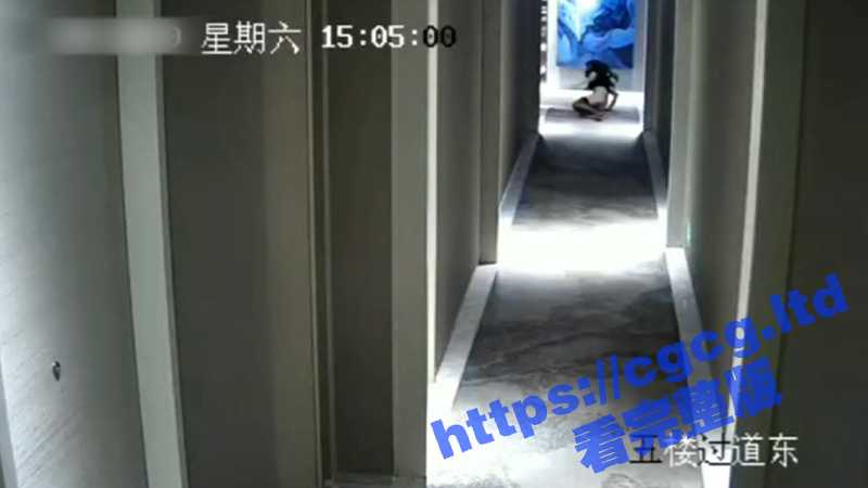 这是啥情况？酒店监控拍到女人赤裸下体跑出房间后再被全裸的男人强制抓回房间-51吃瓜网