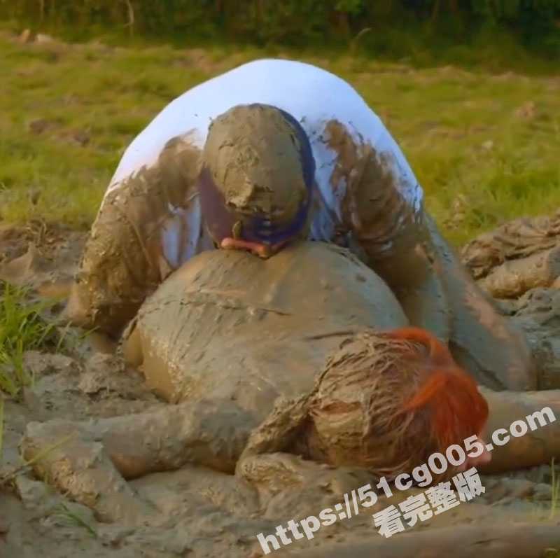 重口味性爱 国外人真会玩系列 泥浆里做爱真是开了眼了  这么干逼里应该都是泥吧-51吃瓜网