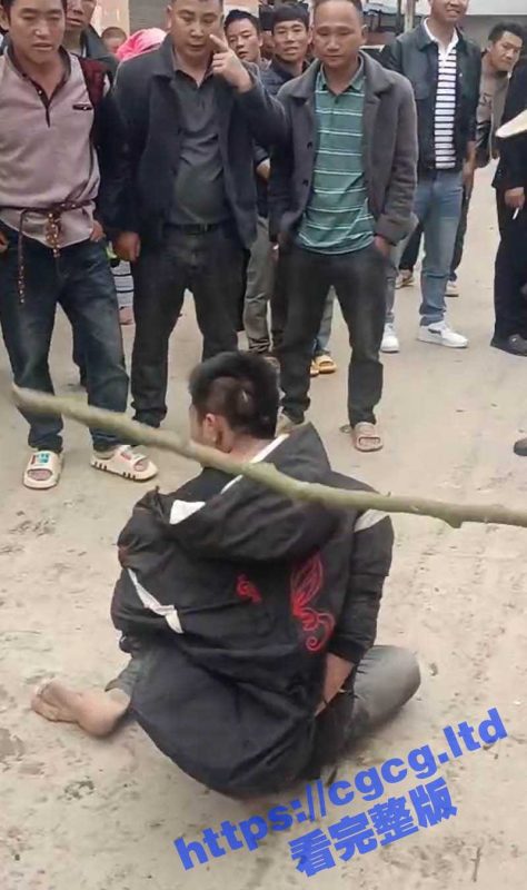 小偷偷车被抓 惨遭村民捆绑起来用木棍围殴暴打惨叫 这下好了吧 看你以后还敢偷东西不-51吃瓜网