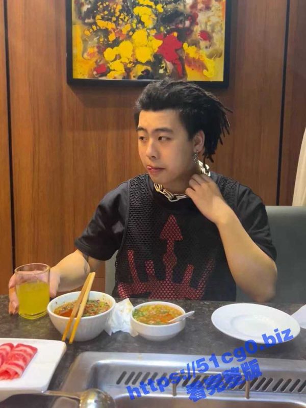 抖音第一枪又被爆料！被f426国潮抖音私信合作 评论区各种母狗爆照线下约炮 喜欢粗口调教 纹身实锤！-51吃瓜网