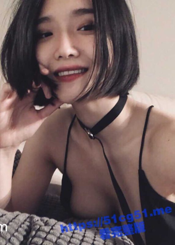 高颜值短发留学生 为洋爹对镜录制道具自慰视频！拴上狗圈握着洋爹的大肉棒爱不释手！-51吃瓜网