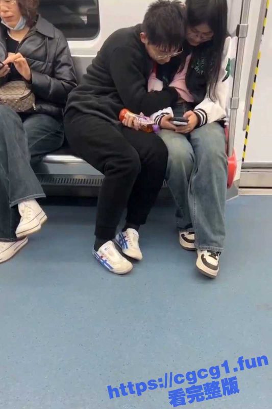 杭州地铁2号线 一对带眼镜的小情侣旁若无人的当众摸奶！-51吃瓜网