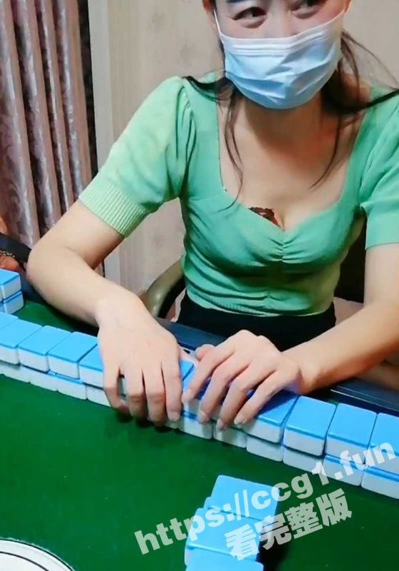 肉丝人妻打麻将出老千 被大哥发现掏出鸡巴 直接撕开丝袜按在沙发上就给操了 这惩罚还是太轻了-51吃瓜网