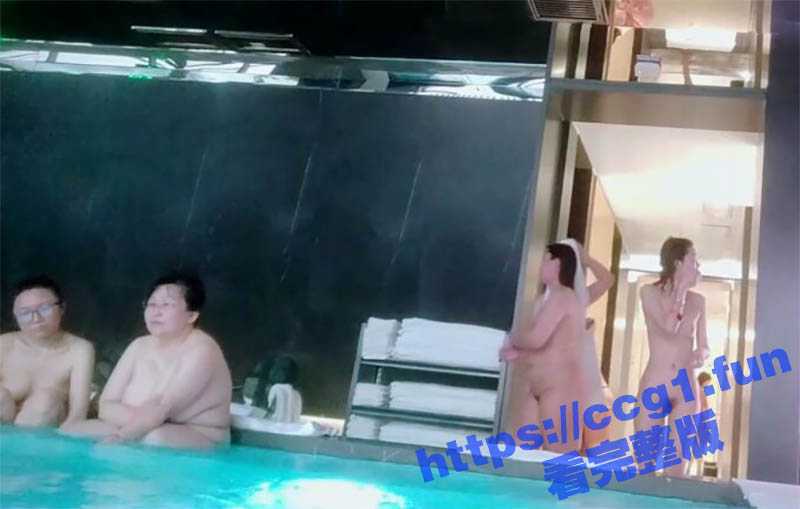 偷拍女浴区真实样子 美女带着针孔摄像机明目张胆的偷拍 都是白花花的奶子和大腿 终于知道什么样了 - 51吃瓜网-51吃瓜网