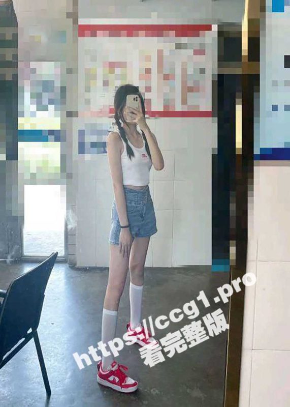 乱伦大神和亲妹妹 妹妹在阳台打电话强制按在地板上操 床上拽着头发深顶插入粉嫩小穴-51吃瓜网