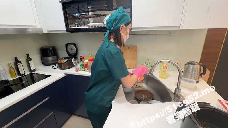 趁医生小女友洗碗毫无防备脱下小胖次后入抽插小嫩穴 后入啪啪声激起阵阵肉浪 小女友疯狂转动蜜桃臀-51吃瓜网