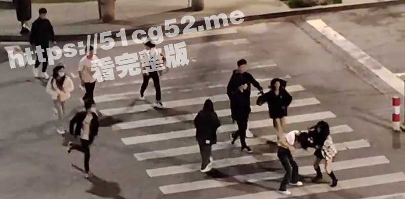 吉林长春 一群精神小伙小妹 深夜持刀追逐围殴一男一女 砍刀直接往身上招呼！-51吃瓜网