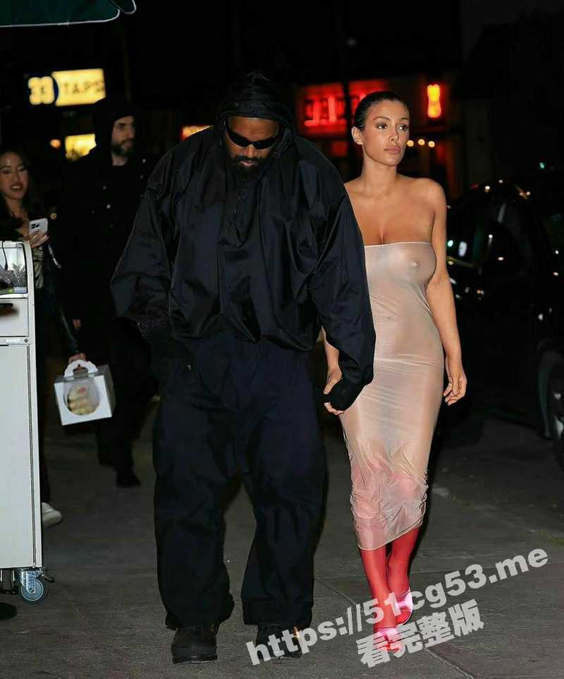 侃爷Kanye West携妻子比安卡Bianca在洛杉矶又穿新衣！侃爷是真不拿兄弟们当外人 这哥们儿能处！ - 51吃瓜网-51吃瓜网