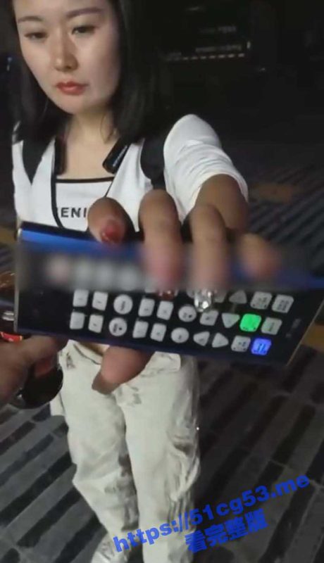 抖音网红辣酱惩罚 骚货主播PK输了 遭线下见面惩罚 一整瓶老干妈倒骚逼上 这个量足够高潮一宿了-51吃瓜网