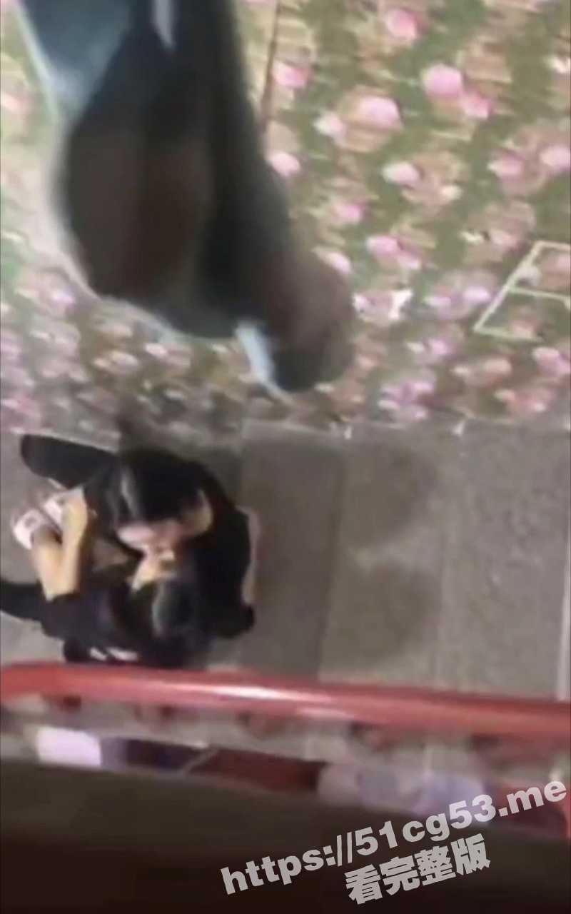 楼道偷拍到一对蕾丝女同在接吻 把自己的臭袜子和鞋扔了两人头顶上 吓蒙了！ - 51吃瓜网-51吃瓜网