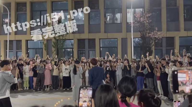 校园吃瓜！河南工业大学 男生操场表白被拒 当即脱下衣服尬舞  看的我尴尬症都犯了！-51吃瓜网