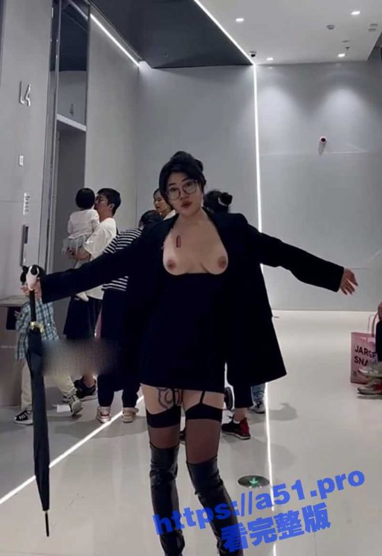 推特露出母狗 pickkkku 在户外放飞自我玩全裸爬行放尿 全程完美露脸极具撸点！-51吃瓜网