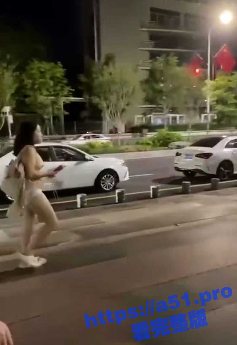 广东惠州 微胖社牛妹上身全裸露出巨乳 只穿内裤裸奔露出 对精神小伙比心放电! - 51吃瓜网-51吃瓜网