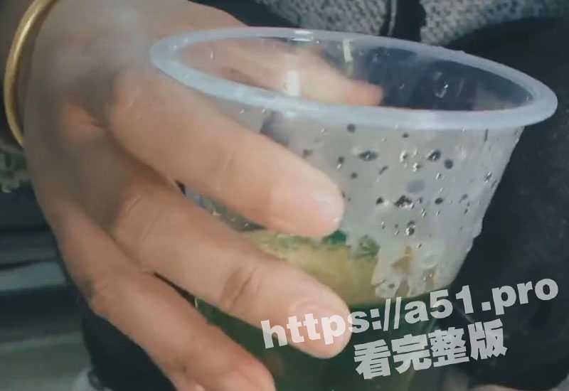 重口味！骚逼母狗为完成主人的任务 录制放尿视频！先尿在杯子里面 然后再喝下去！ - 51吃瓜网-51吃瓜网