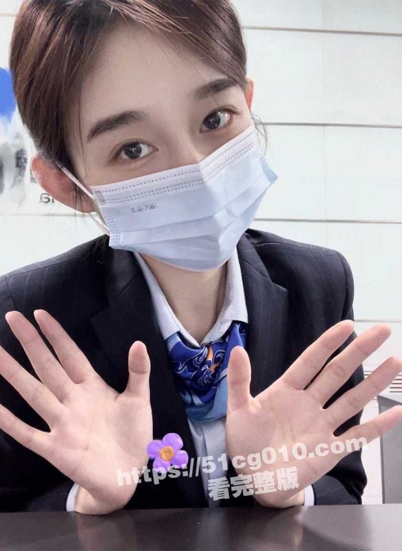 超漂亮的银行小姐姐下班和客户在厕所偷情 一边挨操还一边接电话 差点就被发现了-51吃瓜网