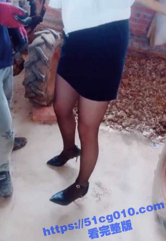 穿着黑丝高跟的闷骚少妇 户外勾引大叔在院子里直接无套后入 小少妇被操的浪叫不止！-51吃瓜网