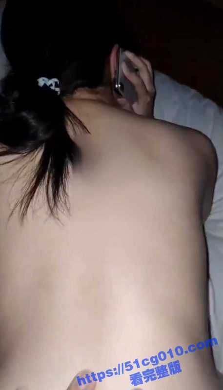 闷骚女友啪啪时给闺蜜打电话 被男友在后面又是插逼又是扣逼 被搞得连娇喘连连 赶忙挂掉了电话-51吃瓜网