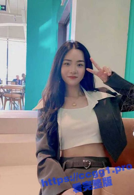 青岛某蜜雪冰城的反差骚逼 于雯雯 趁男友出差与直播间榜一大哥约炮 被大哥把骚逼都操肿了！-51吃瓜网