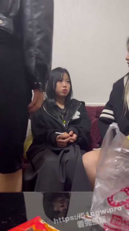 陕西发生恶性霸凌事件  一群精神小妹围殴一名女生  拳打脚踢下手极狠！-51吃瓜网