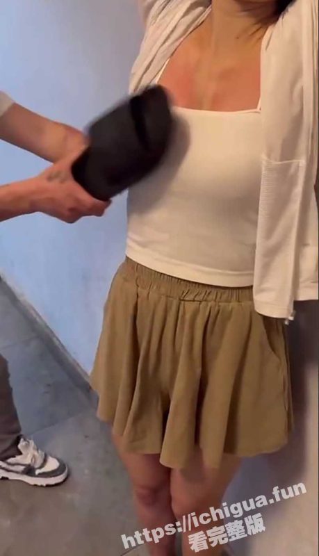 这些人也太狠了 拿着脱鞋疯狂扇女孩的奶子 妹子都被打哭了也不停手！-51吃瓜网