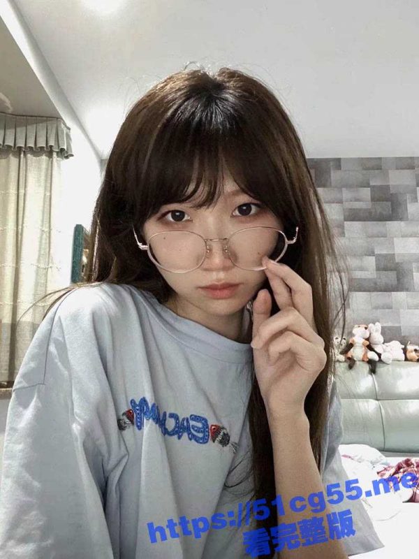 深圳大学 萧亚婷 男同学的白月光女神被富二代男友按在沙发上蹬 暴力抽插后入被操的嗷嗷叫！-51吃瓜网