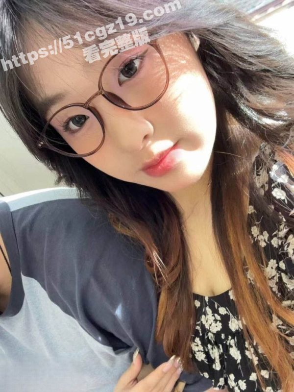 极品巨乳眼镜婊 不雅视频泄露 跪地深喉口交服务男友 被操到高潮不断 疯狂颤抖！-51吃瓜网