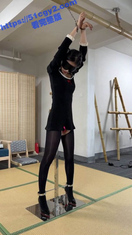 经典SM剧情调教！小M偷偷自慰被主人发现 手铐束缚吊起来调教 曼妙酮体羞耻感爆棚！-51吃瓜网