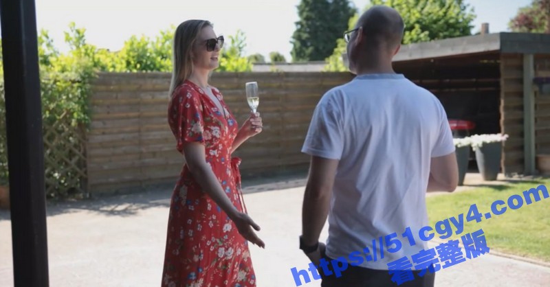 国外金发美女闯入别人的家庭聚会 全裸勾引人家老公 尺度之大令人瞠目结舌！ - 51吃瓜网-51吃瓜网