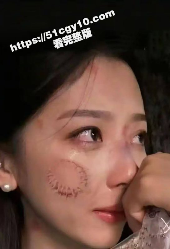 太离谱！两女子飞机上互嫌味道刺鼻打架 深航空姐劝架被咬伤 咬人现场视频流出 脸上咬痕触目惊心！-51吃瓜网