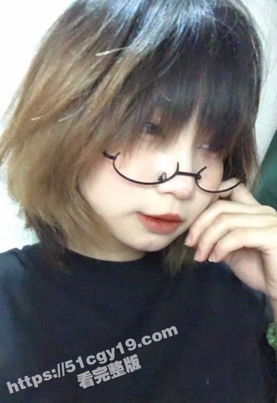 越南网红眼镜妹直播狂揉巨奶 纯天然真胸又大又软 绝对好rua到爆！-51吃瓜网