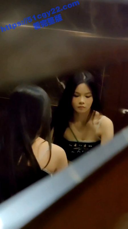 偷拍大神又出新作  MCN公司女厕所偷拍狂欢 高颜值女主播放尿瞬间 各种极品嫩逼大赏！-51吃瓜网