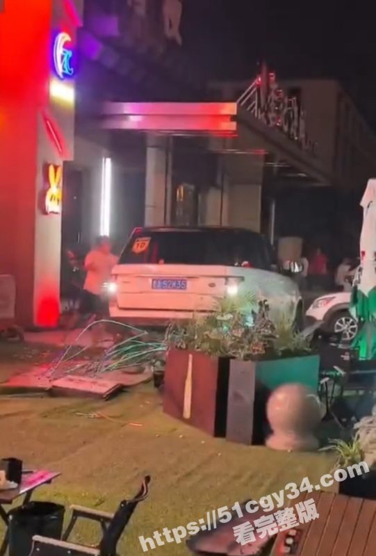 山西太原花海酒吧 两男子醉酒后发生矛盾 竟开车撞向无辜人群 开路虎脑子也虎啊！-51吃瓜网