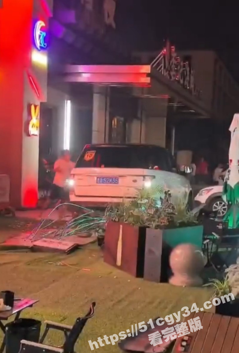 山西太原花海酒吧 两男子醉酒后发生矛盾 竟开车撞向无辜人群 开路虎脑子也虎啊! - 51吃瓜网-51吃瓜网