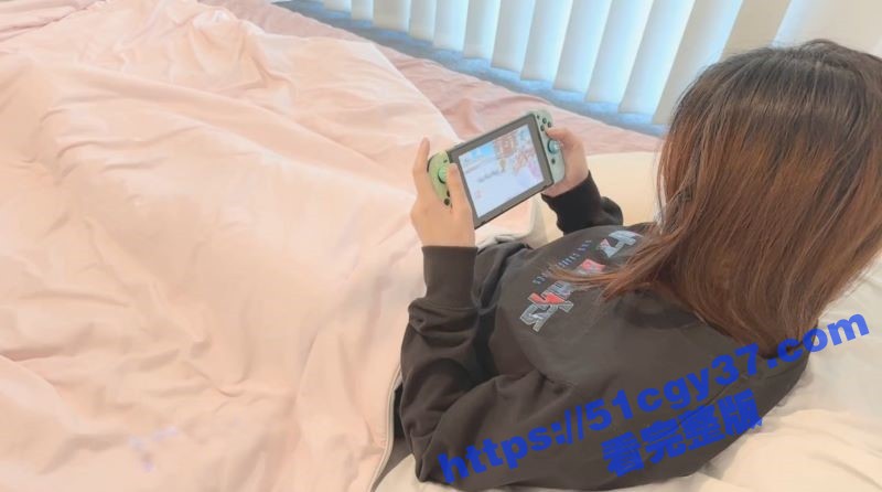 极品00后女友玩游戏被偷袭 白虎嫩逼被操的白浆四溢淫水狂涌 快枪手男友秒射肥穴！-51吃瓜网