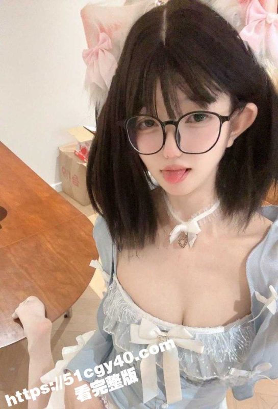 抖音50W粉丝萝莉网红 美羊羊桑 私定福利合集！眼镜萝莉驾驭百变造型 上演丝足诱惑自慰裸舞！-51吃瓜网